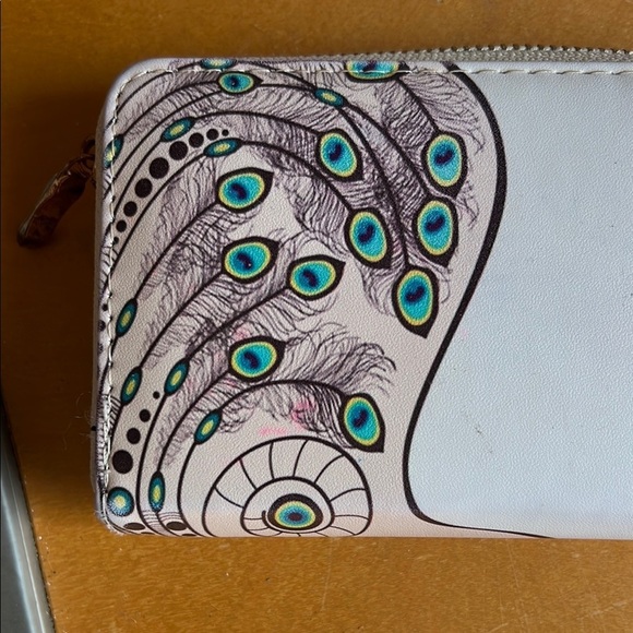 Hingham Women's Peacock Design Wallet - Cream and Black - Picture 4 of 6